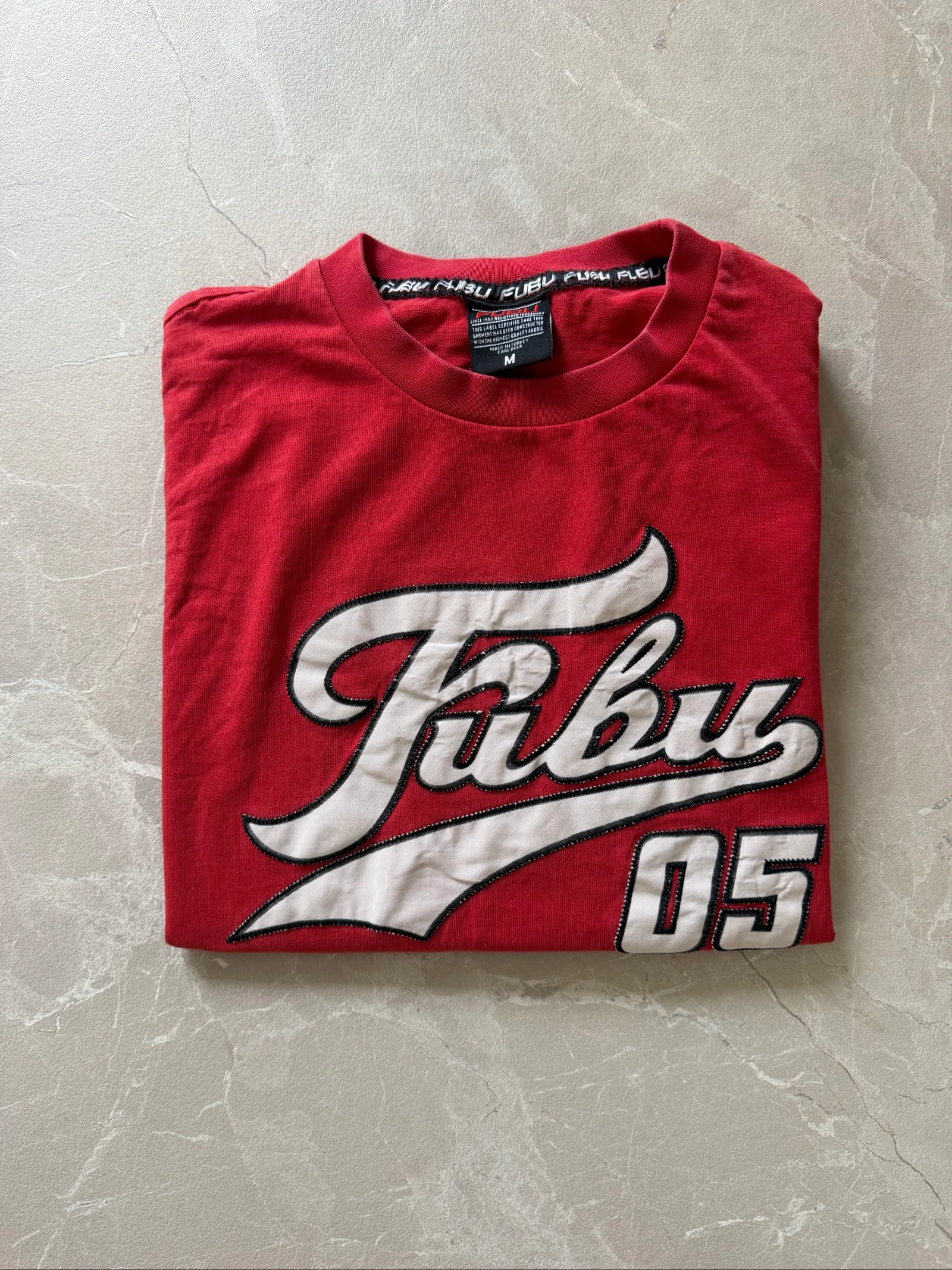 T-shirt FUBU vintage rouge “05” brodé - Taille M